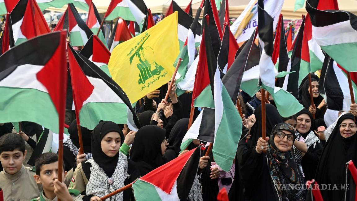 $!Partidarios de Hezbollah ondean banderas palestinas durante una celebración de los ataques que Hamás llevó a cabo contra Israel en el sur de Beirut, Líbano.