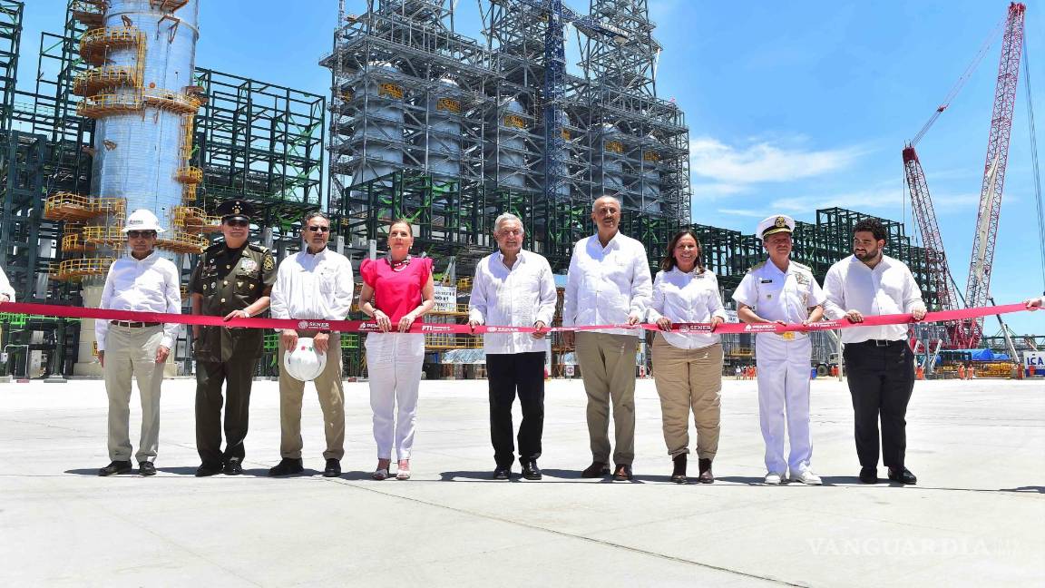 $!En julio del año pasado, AMLO inauguró esta refinería, aunque aún no produce.