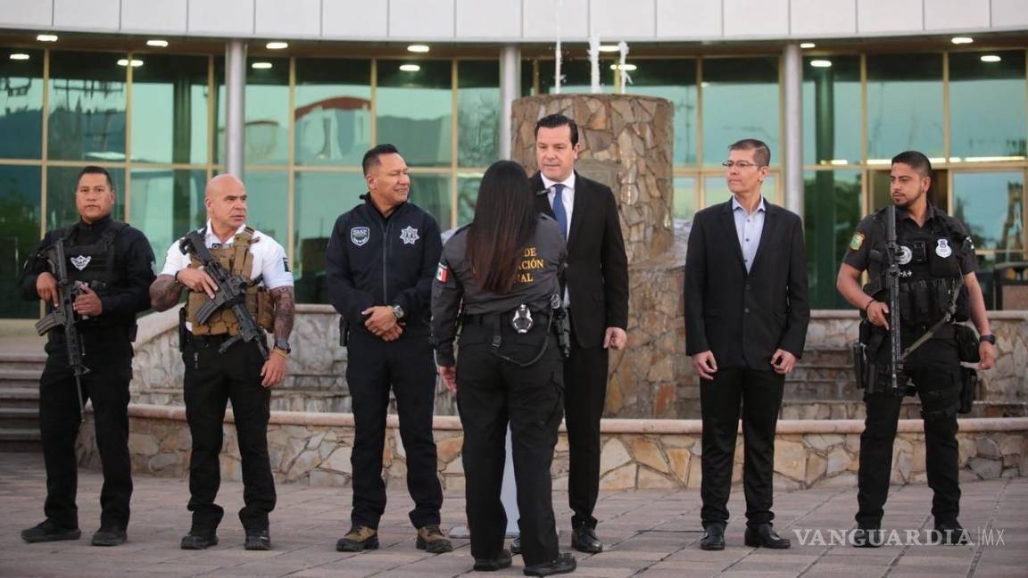 $!La entrega de incentivos económicos fue realizada por el Fiscal General a tres agentes destacados por sus acciones clave en operativos de detención.