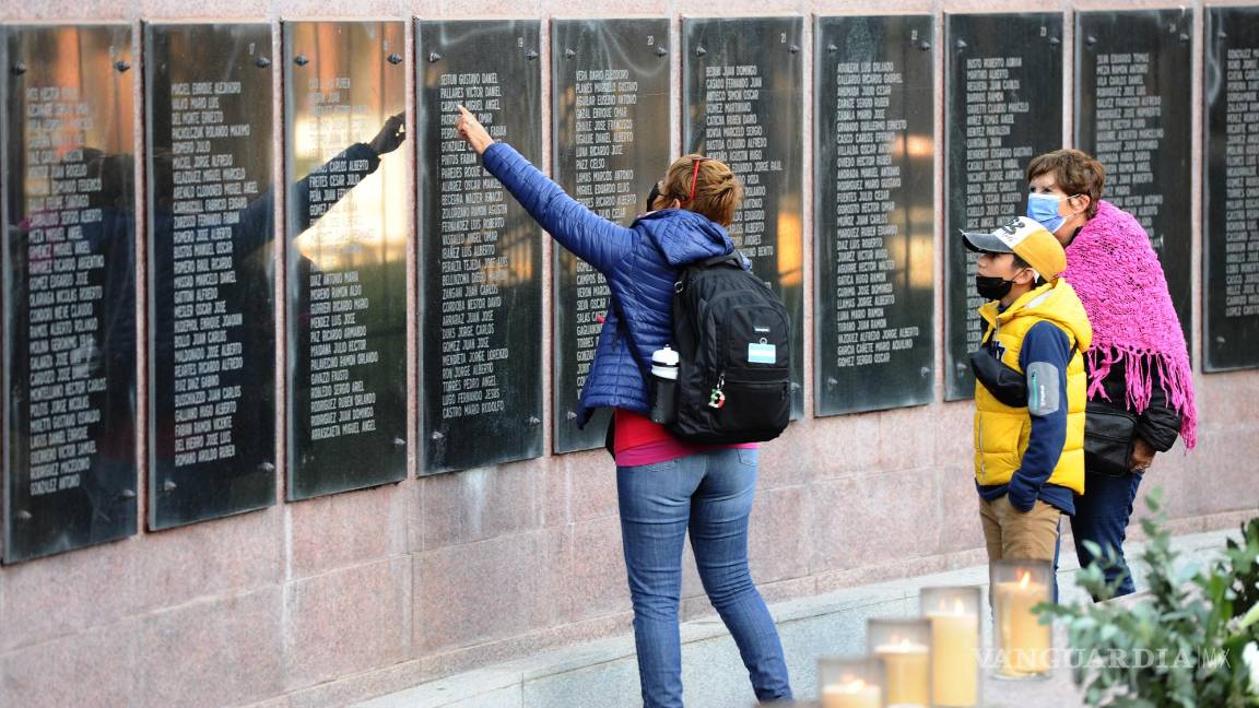 $!Ciudadanos observan el Monumento a los Caidos en Malvinas, al cumplirse 40 años desde el inicio del conflicto bélico con el Reino Unido.