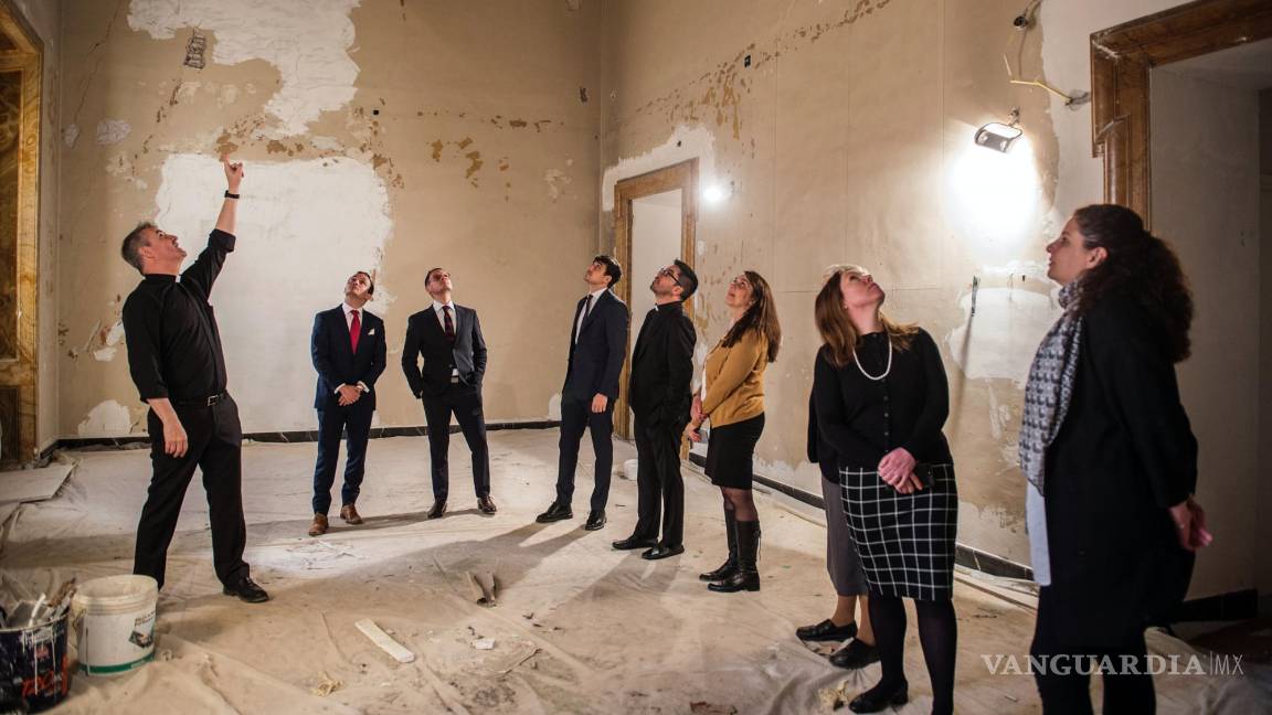 $!Andrew Small (i) con miembros de la Pontificia Comisión para la Protección de Menores, visita una capilla en ruinas en el Palazzo Maffei Marsecotti.
