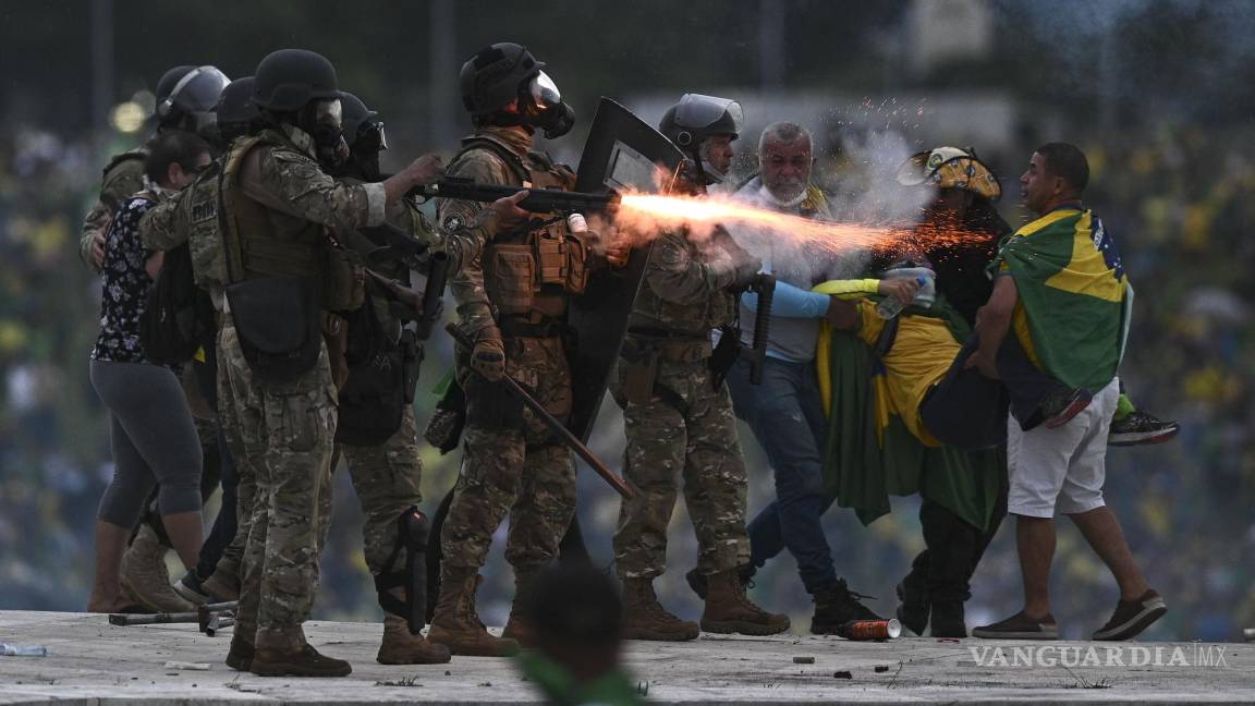 $!Policías enfrentan a seguidores del expresidente brasileño Jair Bolsonaro en Brasilia, Brasil.