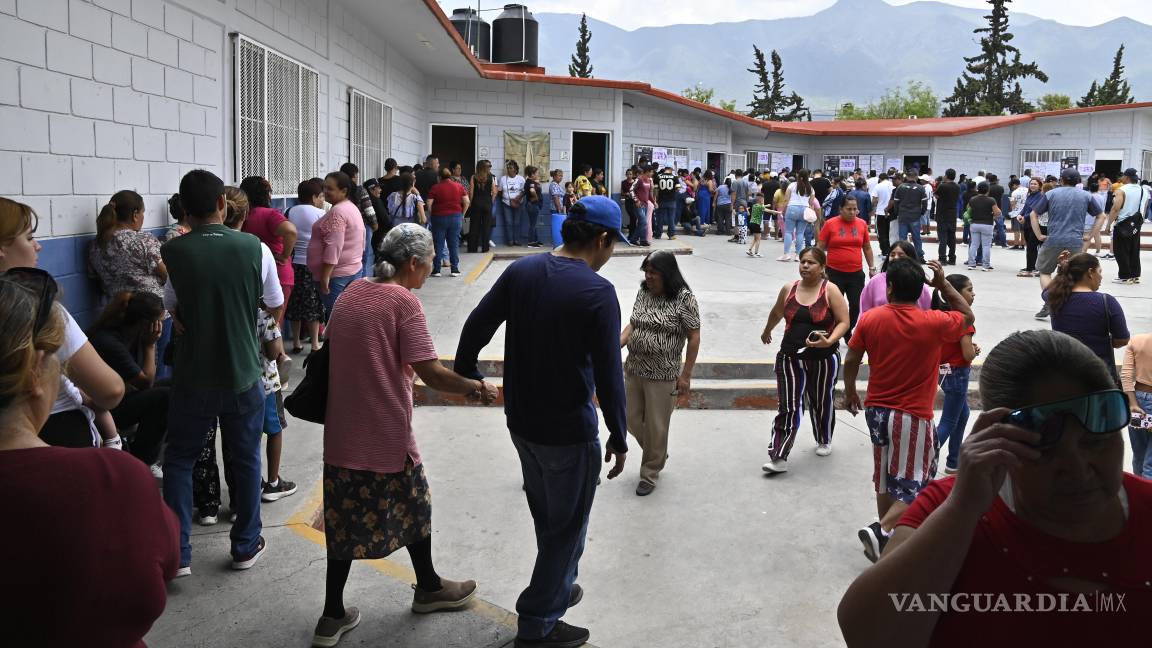 $!Pese al retraso en la apertura de casillas y el intenso calor, adultos mayores del sureste de Saltillo acudieron con determinación a ejercer su derecho al voto, muchos de ellos apoyados por funcionarios de casilla.