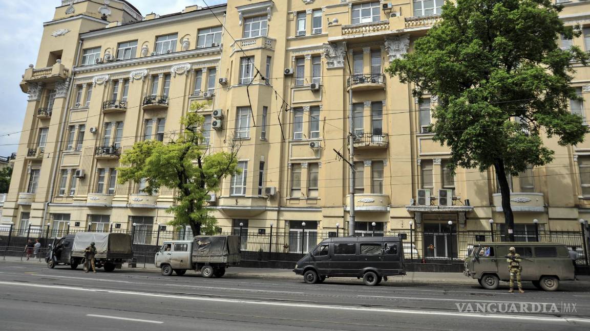 $!Militares de la compañía militar privada (PMC) Wagner Group bloquean el acceso a la sede del Distrito Militar del Sur en Rostov-on-Don, en el sur de Rusia.