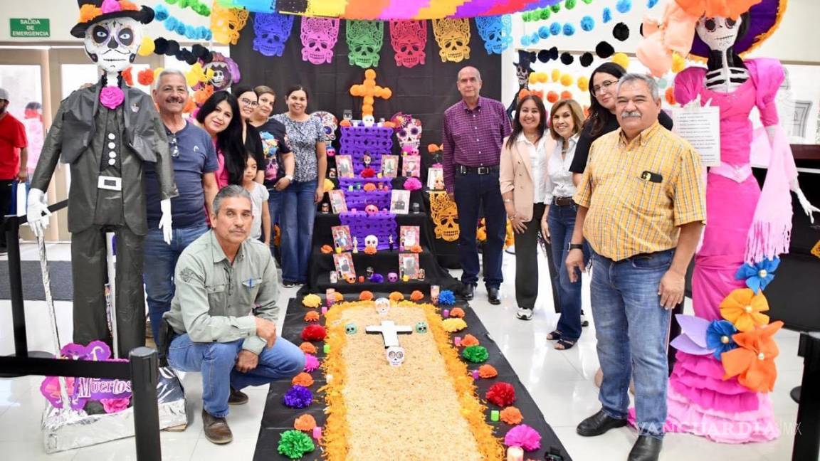 Recuerda Monclova a trabajadores municipales con altar en Lobby de presidencia