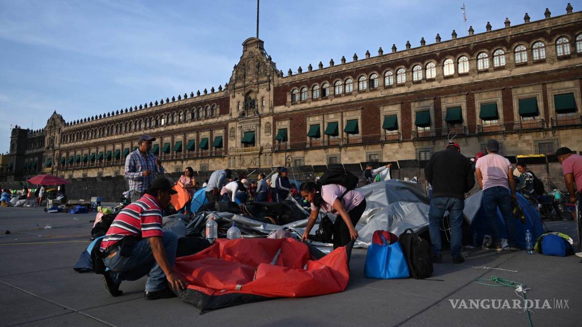 Profesores de la CNTE abandonan el Zócalo, luego de reunirse con AMLO