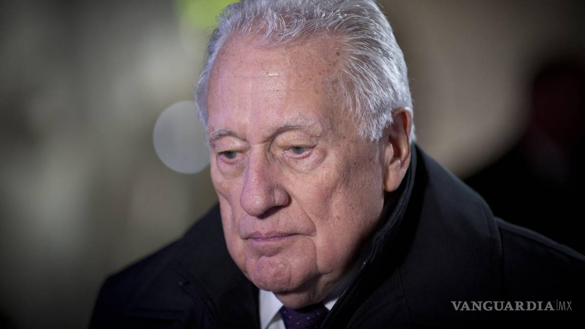 $!Clint Hill habla con los medios después de colocar una corona floral en el homenaje a JFK afuera del Hotel Hilton, el viernes 22 de noviembre de 2013.