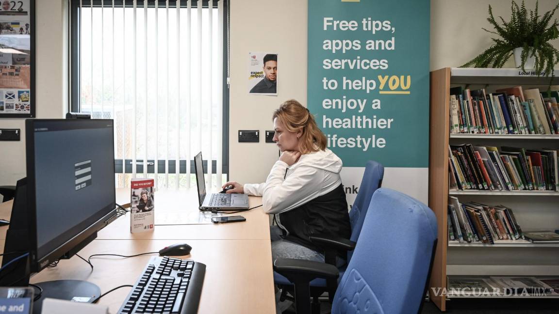 $!La Dra. Svitlana Sadova trabaja en su CV en una biblioteca en Meopham, Inglaterra