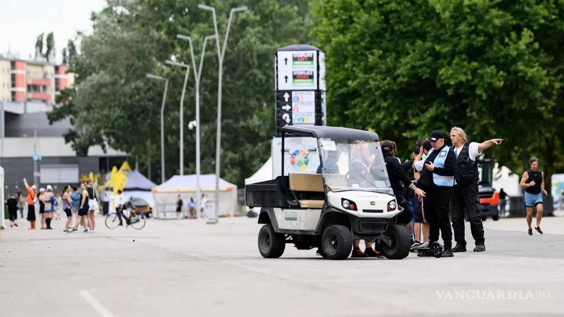 $!Personal de seguridad en el estadio Ernst Happel después de que se cancelaran los tres conciertos de Taylor Swift debido al riesgo de un ataque, en Viena.