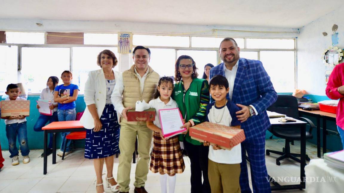 Gobierno de Coahuila entrega útiles escolares y tenis a estudiantes del ejido El Oro de Monclova