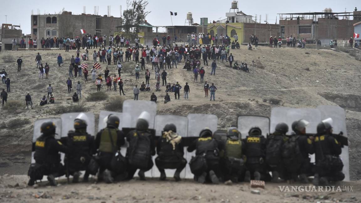 $!Manifestantes antigubernamentales se enfrentan a las fuerzas de seguridad afuera del aeropuerto Alfredo Rodríguez Ballón en Arequipa, Perú.