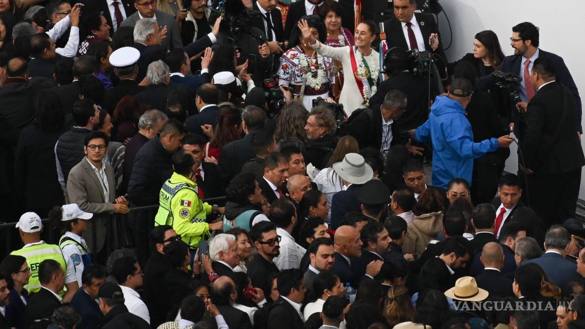 $!CIUDAD DE MÉXICO, 01OCTUBRE2024.- Claudia Sheinbaum, presidenta de México, termina su primer discurso como mandataria nacional luego de recibir el Bastón de Mando de parte de integrantes de comunidades indígenas. FOTO: DANIEL AUGUSTO/ CUARTOSCURO.COM