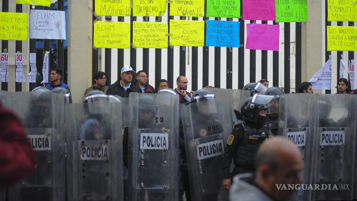 $!29 MAYO 2025.— La confrontación se dio cuando llegaron autoridades del Gobierno de la Ciudad de México a asegurar al inmueble, pero los vecinos se opusieron, granaderos de la SSC acordonaron la zona y desalojaron a varias personas que ya se habían colado al edificio