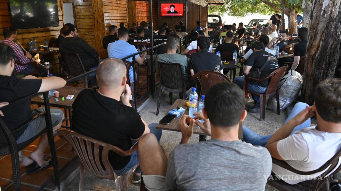 $!La gente observa al Secretario General de Hezbolá, Hassan Nasrallah, que da un discurso televisado en una cafetería en el suburbio sur de Beirut, Líbano.