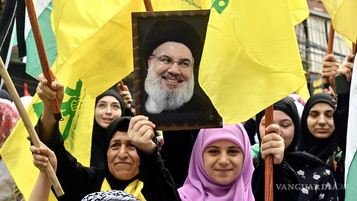 $!Partidarios de Hezbollah llevan un retrato del líder de Hezbollah, Hassan Nasrallah para expresar solidaridad con los palestinos en la Franja de Gaza, en Beirut, Líbano.