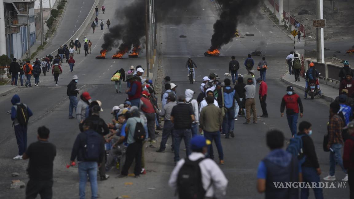 $!Manifestantes bloquean una carretera para protestar contra el Congreso y el gobierno de la presidenta peruana Dina Boluarte en Arequipa, Perú.