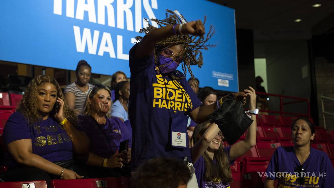 $!Partidarios de la candidata presidencial demócrata, la vicepresidenta Kamala Harris, un mitin con su compañero de fórmula en el Centro Liacouras en Filadelfia.