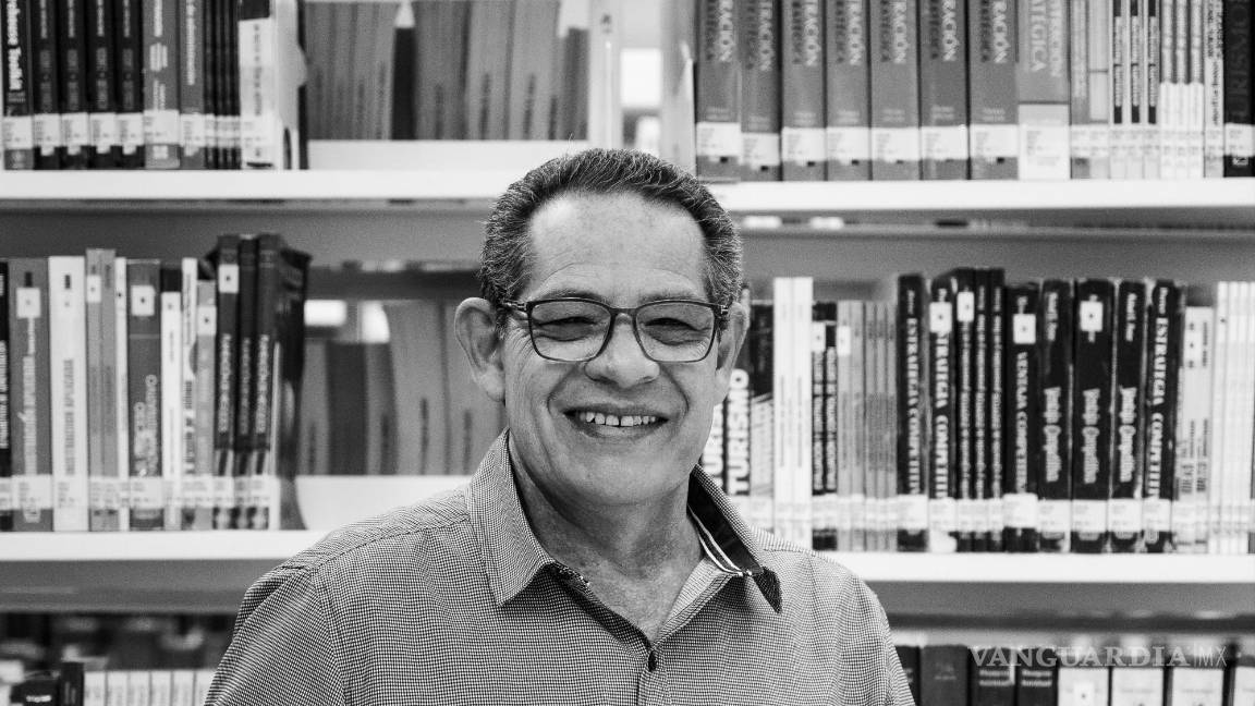 $!Luis Gómez imparte clases de Administración y Finanzas en universidad.