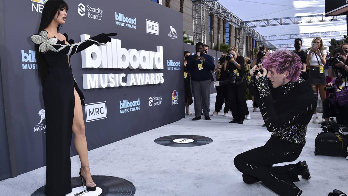$!Machine Gun Kelly le toma una foto Megan Fox a su llegada a los Billboard Music Awards 2022, en el MGM Grand Garden Arena de Las Vegas.