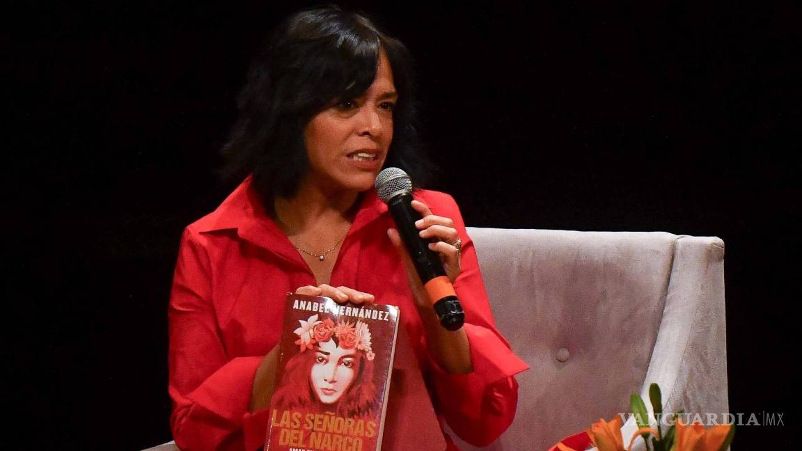 $!Anabel Hernández, periodista y escritora, presentó en las instalaciones de la Biblioteca Vasconcelos, su más reciente libro titulado Las señoras del narco: amar en el infierno, en donde señaló presuntos nexos con personajes del narcotráfico a Galilea Montijo, Sergio Mayer, Raquel Bigorra, Omar García Harfuch, entre otros.