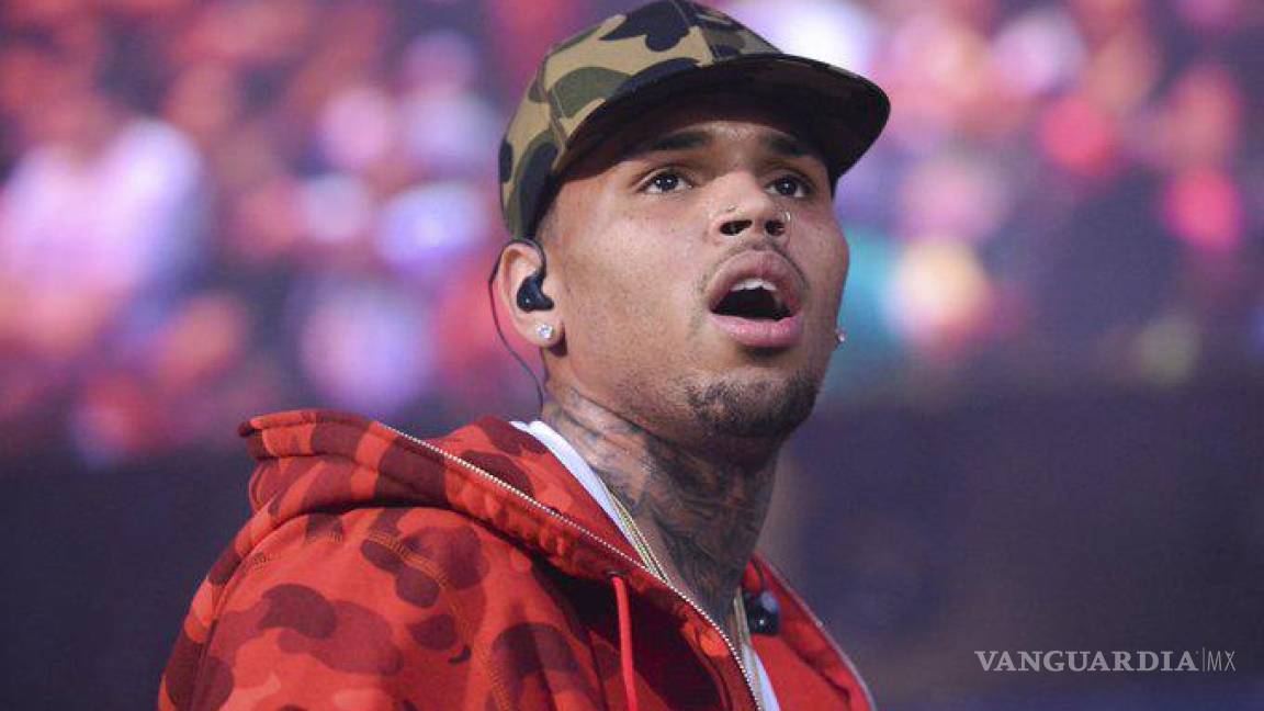 Acusan a Chris Brown de drogar y abusar de una modelo en un yate; son ‘mi*rdas’ contesta el cantante