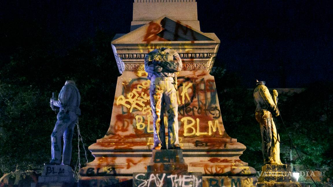 $!Monumentos y estatuas son víctimas de la ira y las protestas antirracistas en todo el mundo (fotos)
