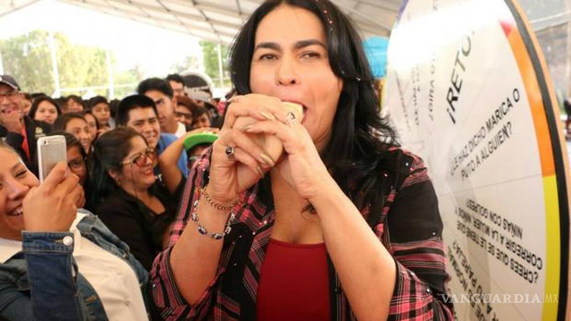 $!Delegada de Iztapalapa se vuelve viral por demostrar sus habilidades para colocar un condón