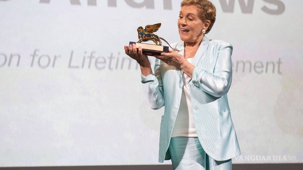 $!Julie Andrews recibe muy emocionada el León de Oro honorífico en Venecia