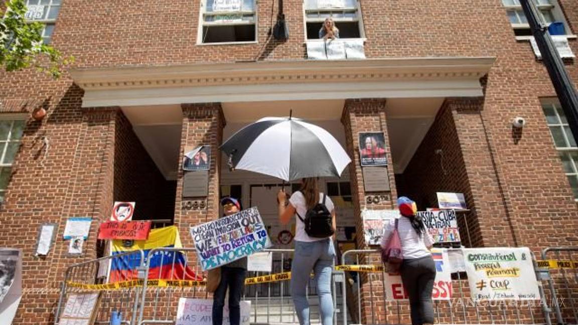 $!EU fracasa al intentar desalojar a chavistas de embajada venezolana en Washington