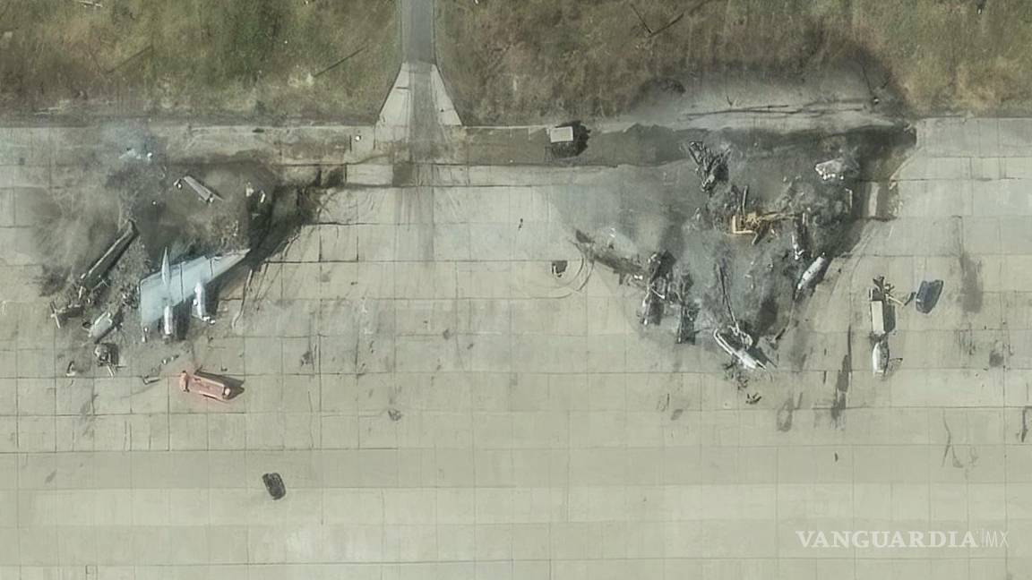 $!Imagen satelital que muestra aviones Tupolev Tu-95 destruidos luego de una serie de ataques con drones ucranianos en la base aérea Olenya en Rusia.