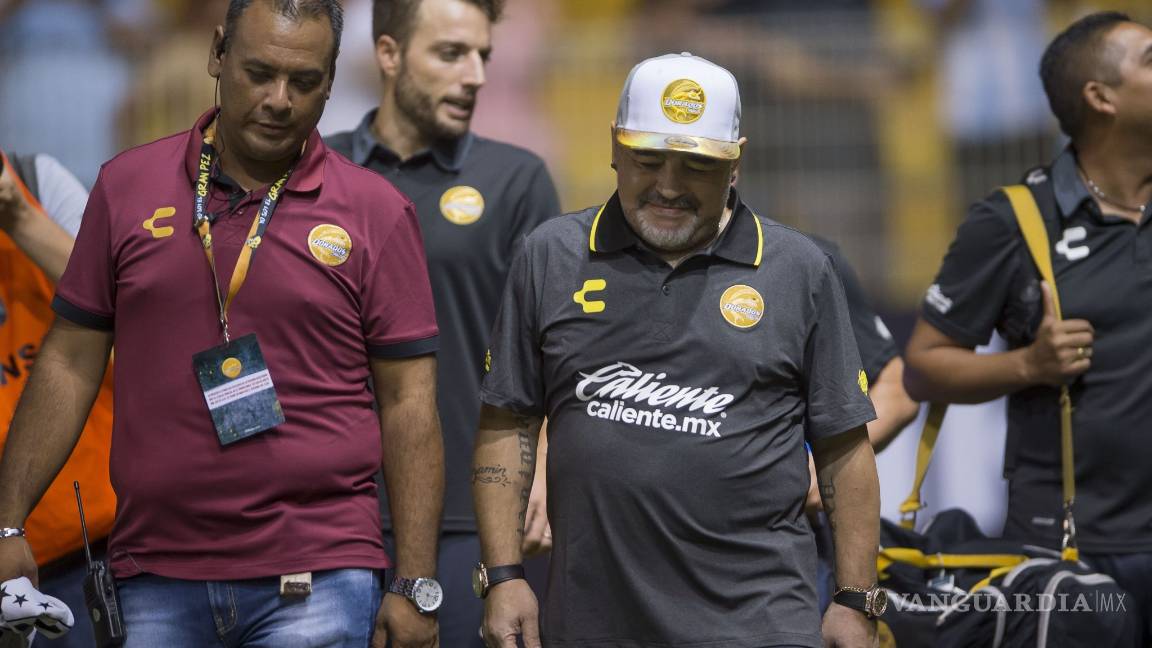 $!Hospitalizan a Maradona en Argentina por sangrado estomacal; Dorados lo mantiene como DT