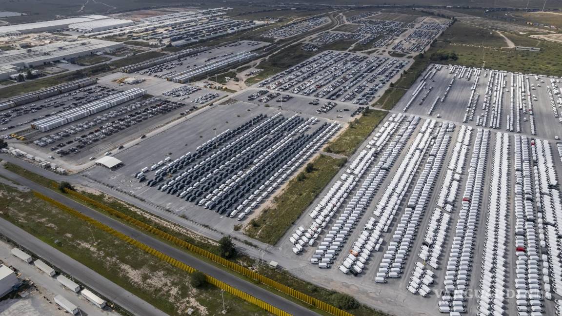 $!Las instalaciones de Stellantis en Derramadero cuentan con un amplio stock que se puede ver desde las alturas.