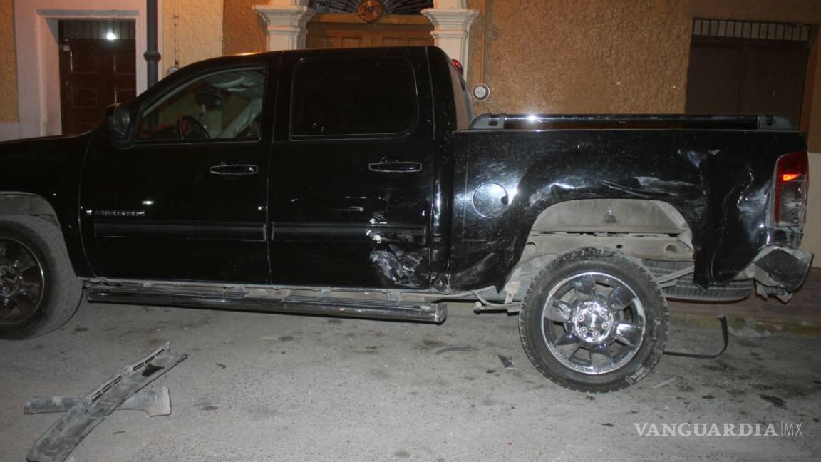 $!Conductor se impacta contra vehículos en Parras... pasan 12 días y no paga daños al afectado