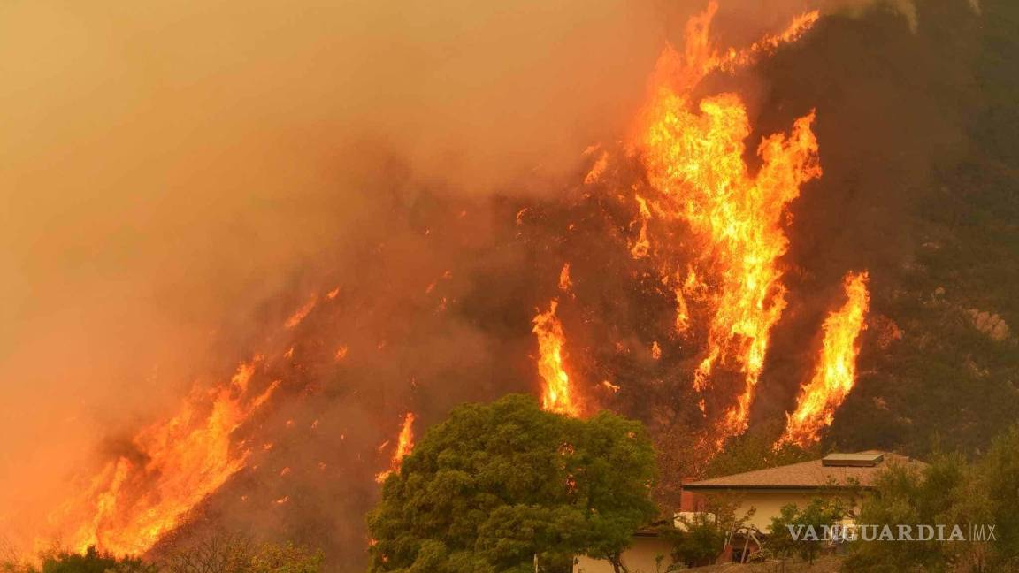 Amplían órdenes de evacuación en California por incendio Thomas