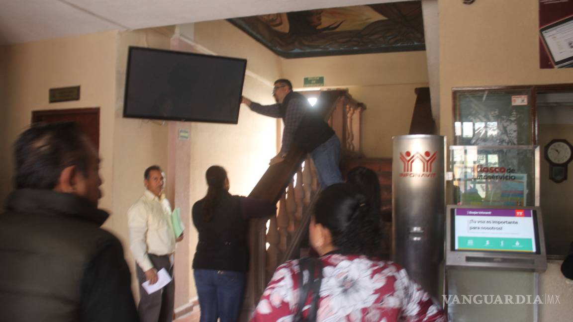 $!Cierran Alcaldía de Parras para impedir embargo de bienes