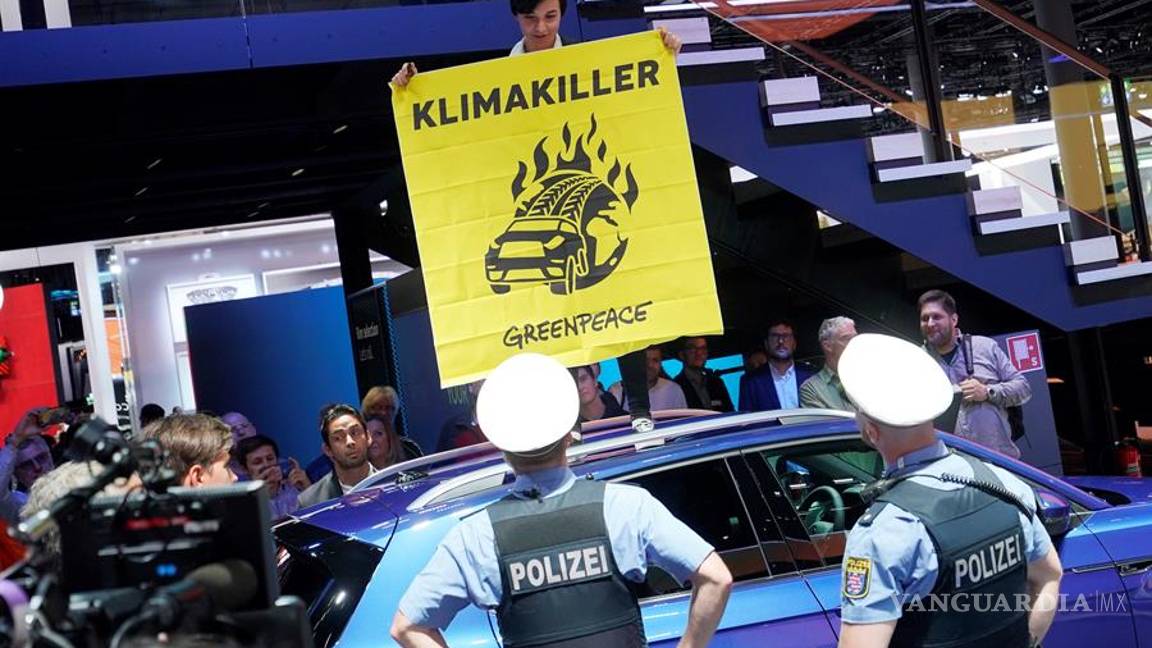 $!Activistas de Greenpeace irrumpen y se suben en los autos del Salón Internacional del Automóvil de Frankfurt, ve estas imágenes