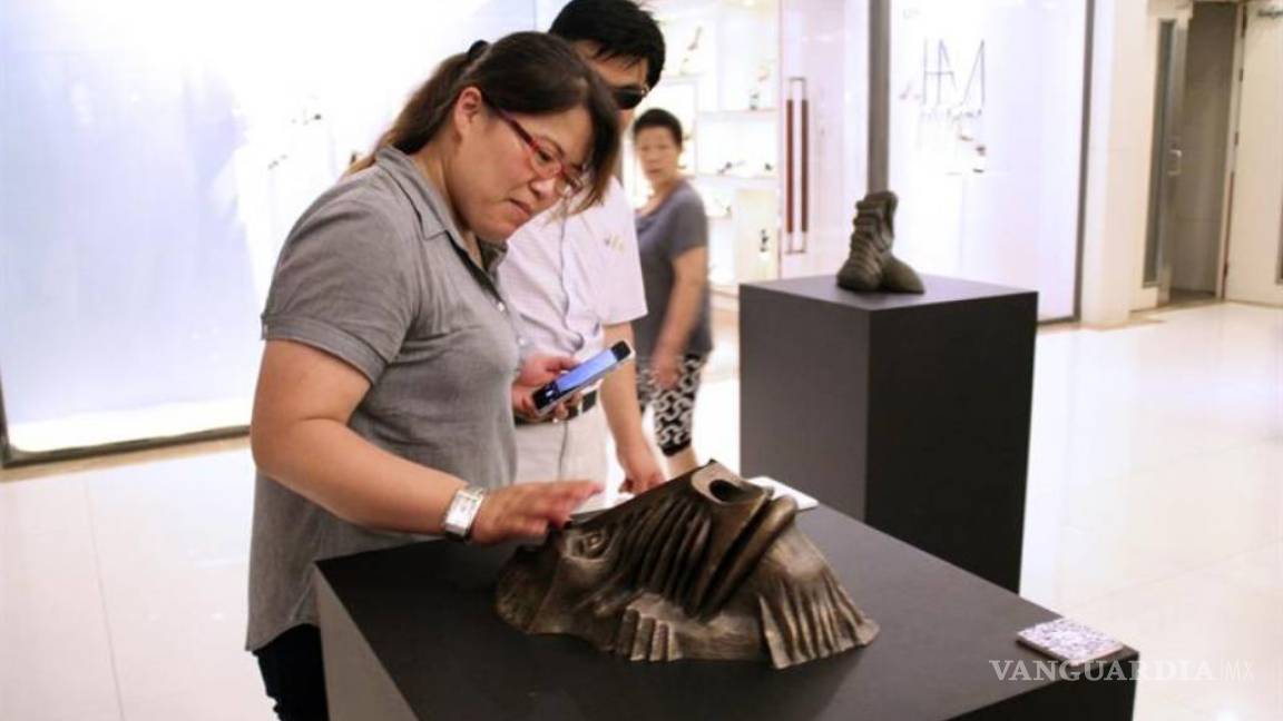 Sorprende el escultor mexicano José Sacal con su obra en centro comercial chino