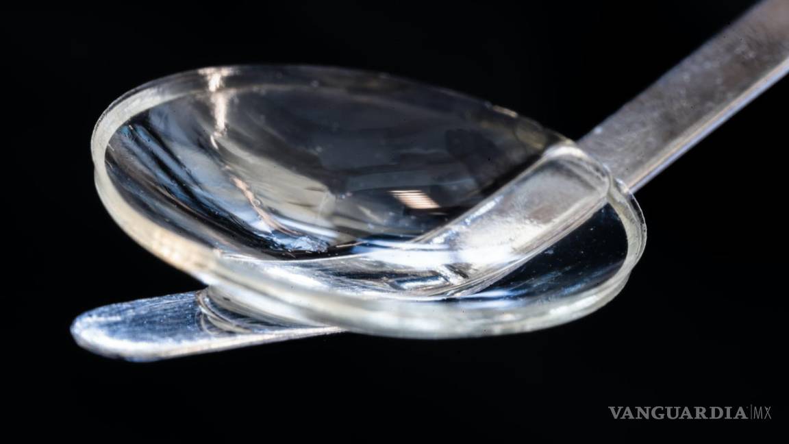 $!El implante se asemeja a la córnea humana y está hecho de proteína de colágeno de piel de cerdo.