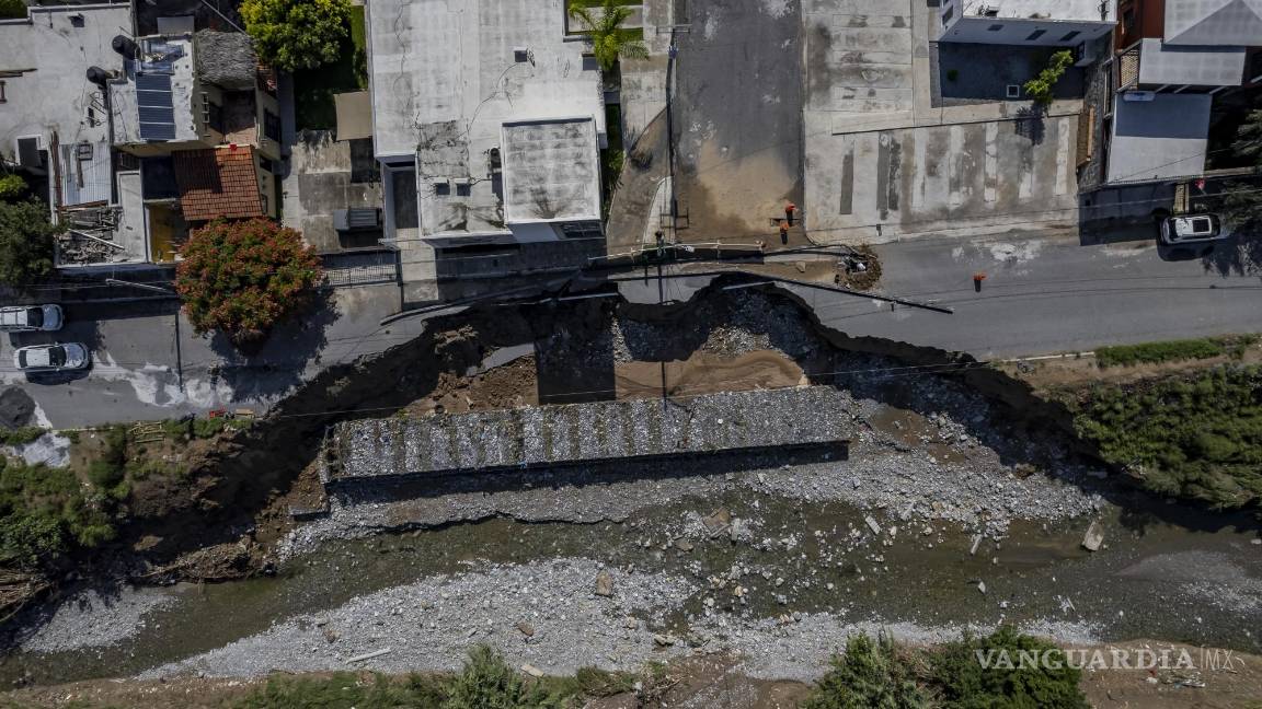 $!Lo que el agua se “comió” de la calle es algo que seguro preocupa a los vecinos.
