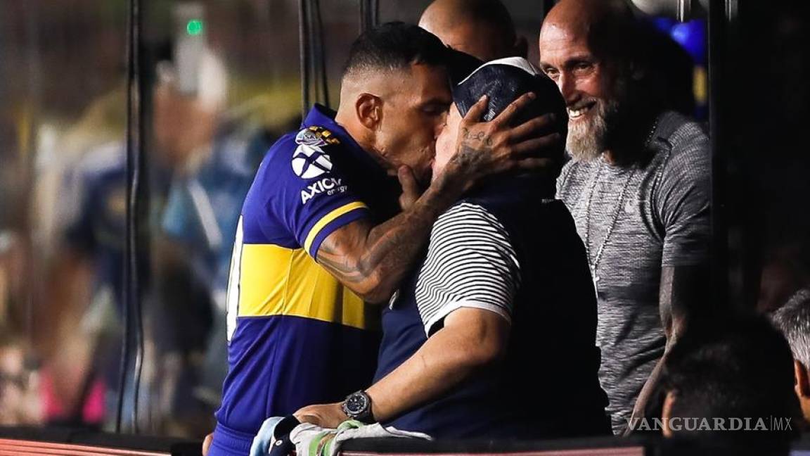 El beso entre Tevez y Maradona que le dio la vuelta al mundo