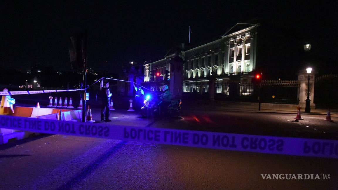 $!Arrestan a un hombre que empuñaban espada frente al palacio de Buckingham