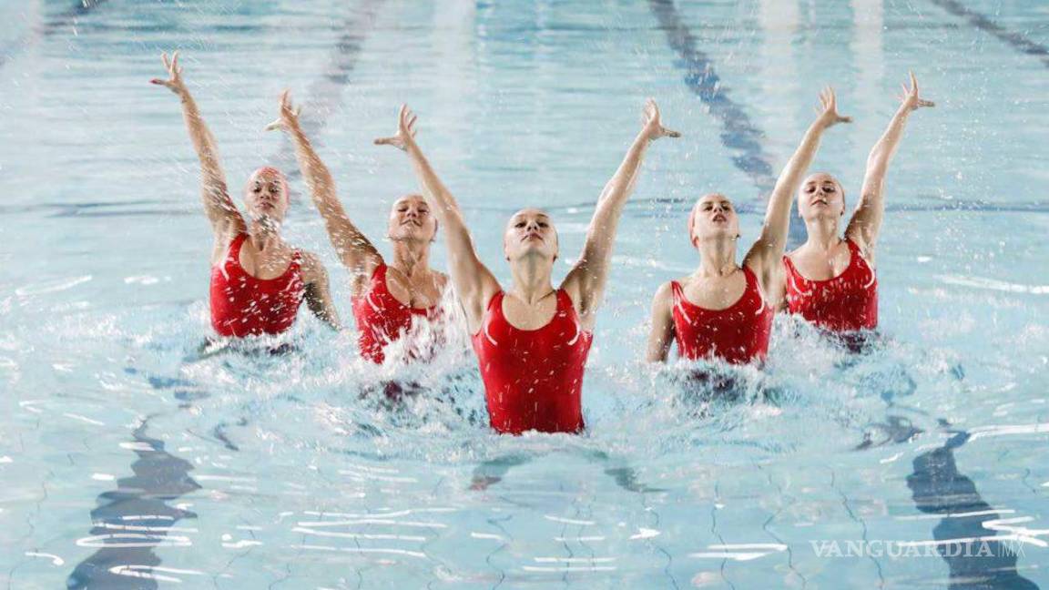 $!Este deporte combina elementos de ballet, gimnasia y natación, y ha estado dominado por mujeres en todas sus categorías y modalidades.