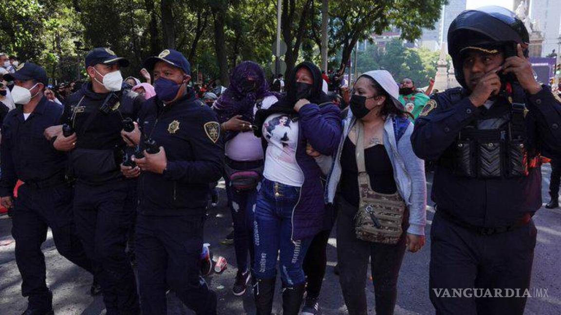 Feministas interrumpieron evento de “Checo” Pérez y Red Bull en Reforma