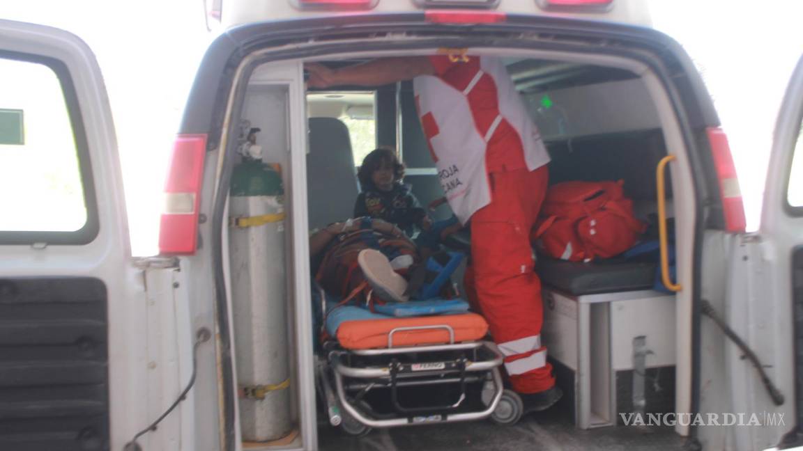 $!Paramédicos de la Cruz Roja trasladaron a cuatro de los afectados a hospitales cercanos para su valoración médica.