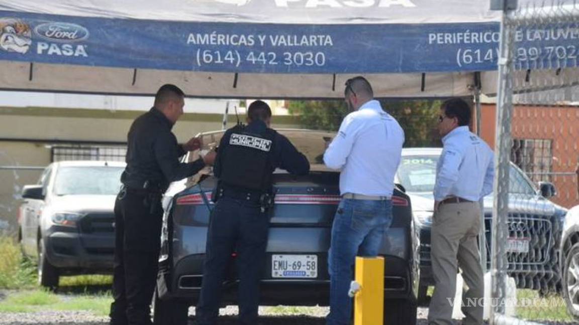 Comando armado se roba cinco autos de lote en Chihuahua