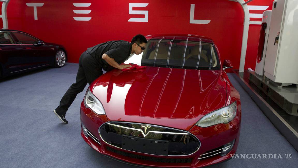 Tesla vende número record de vehículos; baja precio de autos