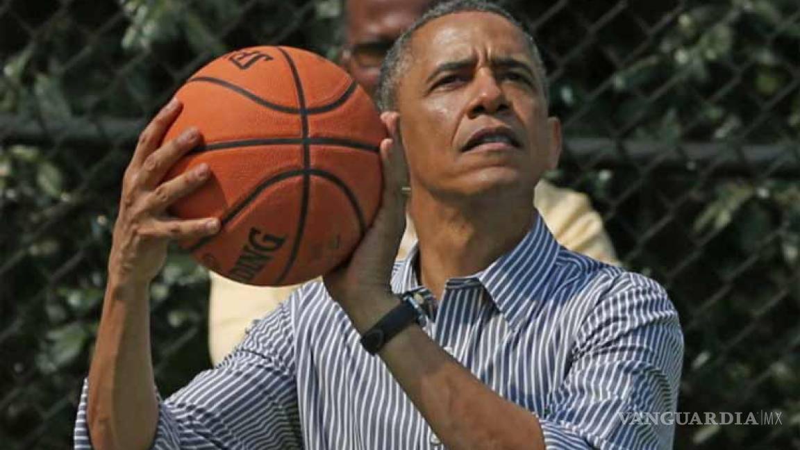 ¿Cómo iniciar un día de elecciones? Obama lo hace jugando basquetbol