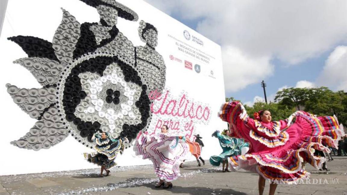 Mosaico gigante de sombreros charros dan a Guadalajara un Récord Guinness