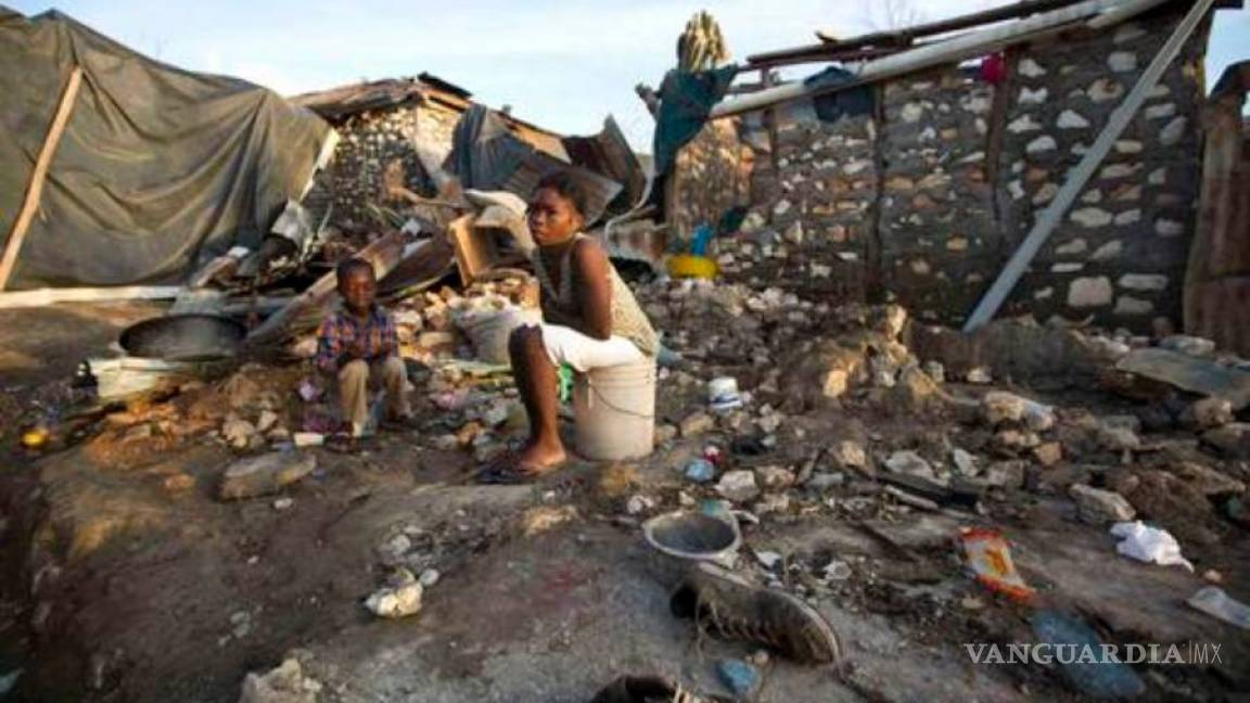 Haití comienza a enterrar en fosas comunes a víctimas de Matthew