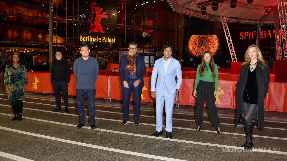 $!Miembros del Jurado frente al Berlinale Palast antes de la 72.ª edición del Festival Internacional de Cine de Berlín en Berlín. EFE/EPA/Michael Timm